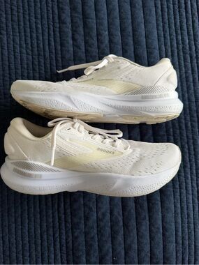 Brooks Adrenaline GTS Women's White  Sneakers size 8
